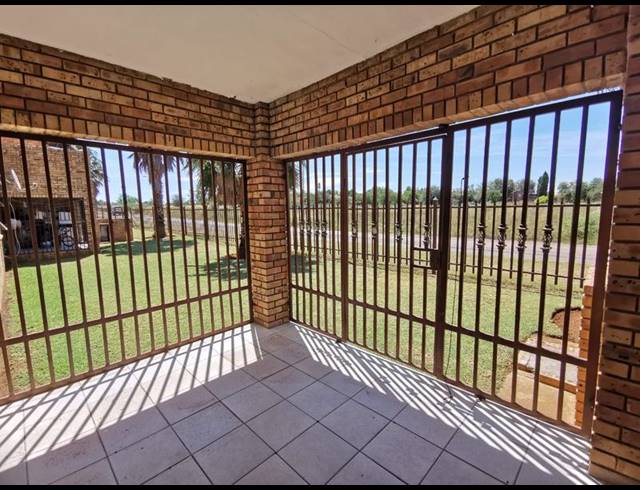 2 BEDROOM PROPERTY TO RENT IN DASSIE RAND